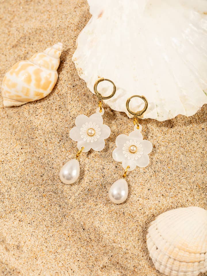 Pendientes de aro abrazador con perla en forma de lágrima y flor chapados en oro de 18 quilates. para venta al por mayor de The Gifting Knot Ltd