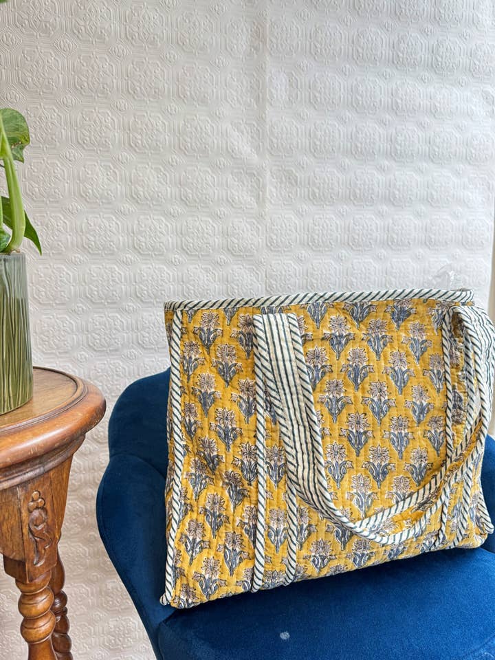 Trapunta in cotone stampata a mano reversibile motivo giallo grigio per la vendita all'ingrosso da parte di Essential Designs London