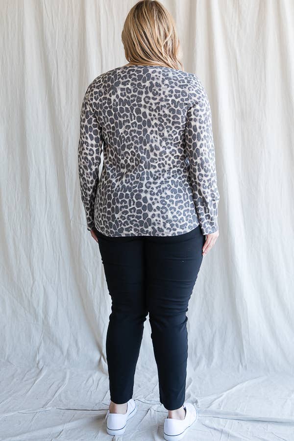 Come mostrato [TAGLIA FORTE] Top Henley a Maniche Lunghe con Scollo a Barca Leopardo T4334XL in vendita all'ingrosso su Faire9