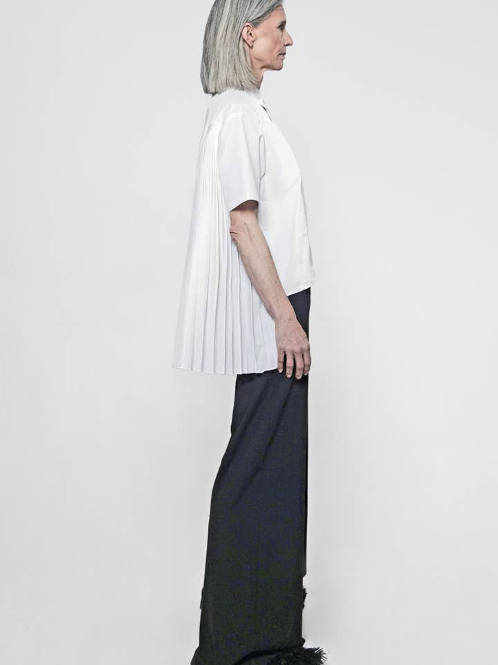 La Camicia con Bottoni e Pieghe sul Retro in Bianco per la vendita all'ingrosso da parte di Article X