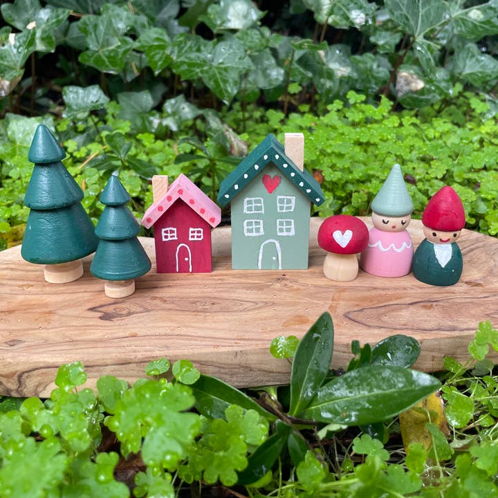 Bramble Workshop - Wholesale DIY Craft Kit - Gnome Village Craft Kit