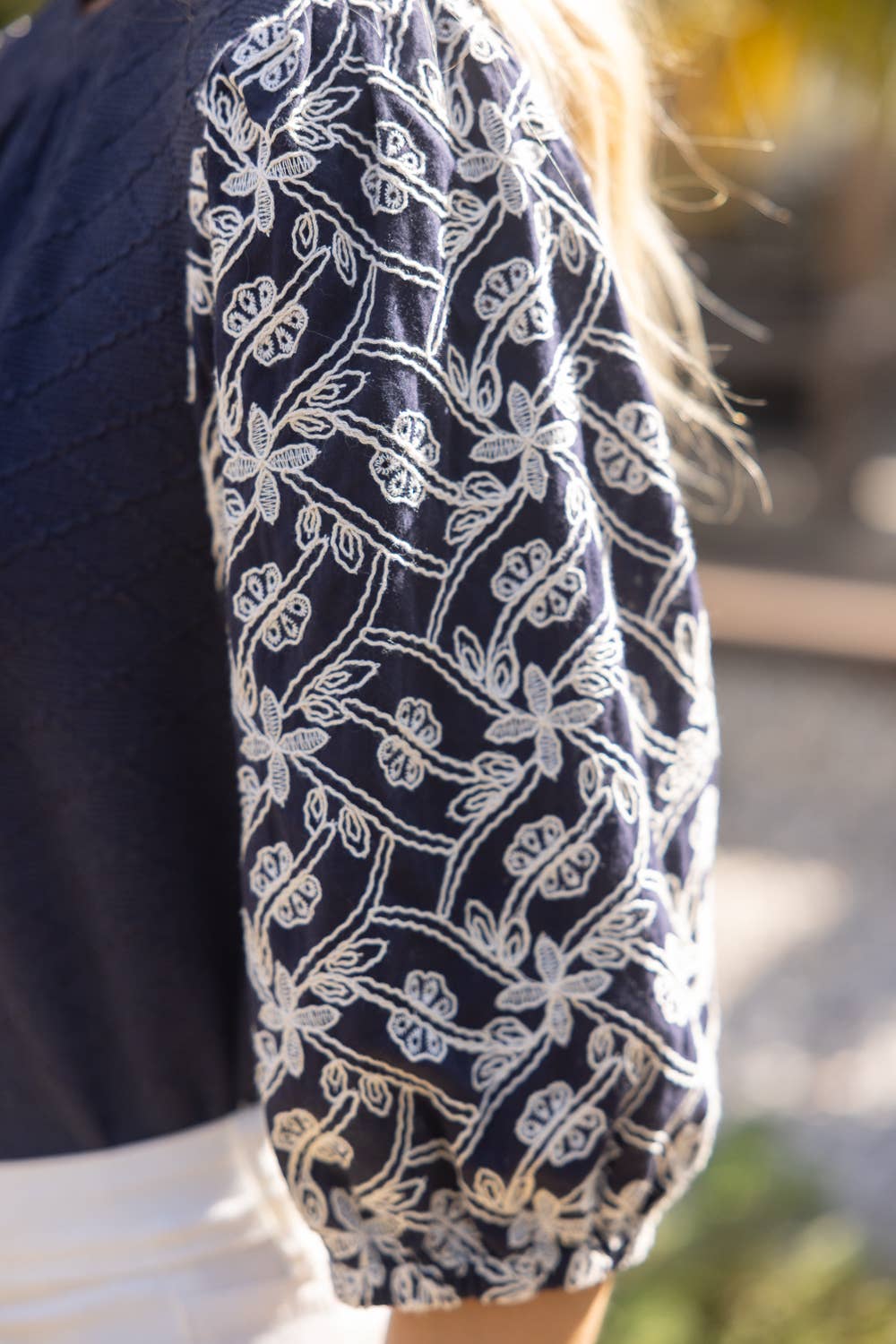 VOY – Engroshandel Bluse - Dame – 35237 Blomstret Broderet Ærme Struktureret Strikbluse5