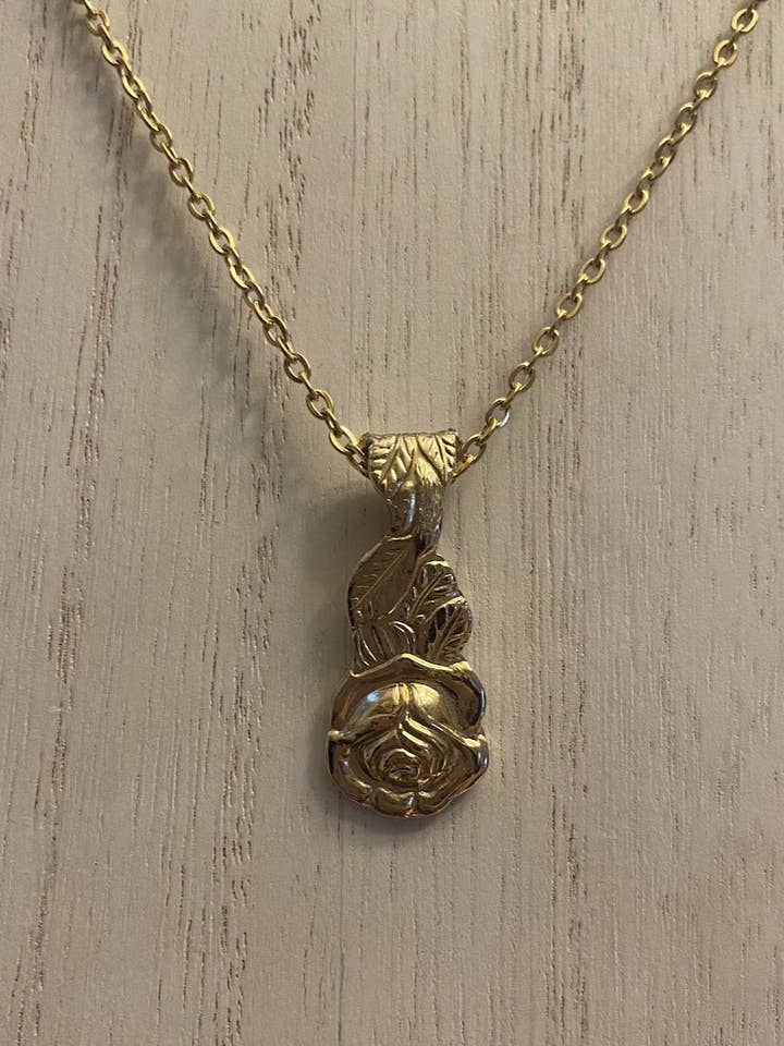 Collier Rose Doré pour la vente par Fly Me To The Spoon