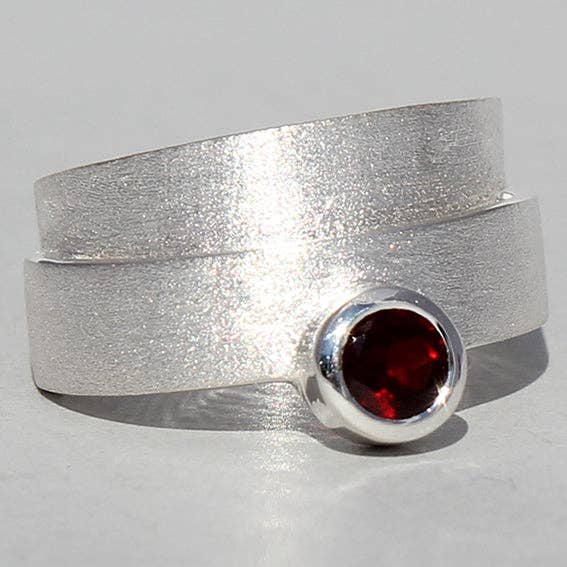 Campur GmbH - Wholesale Single Stone/Solitaire Ring - Silver ring with garnet | Helix1