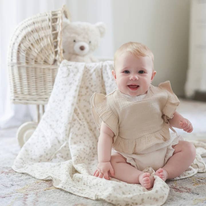 Set di Bavaglini in Mussola Organica con Volant: Confezione da 8 di Comfort Elegante e Assorbente per la vendita all'ingrosso da parte di Cherubin Chic