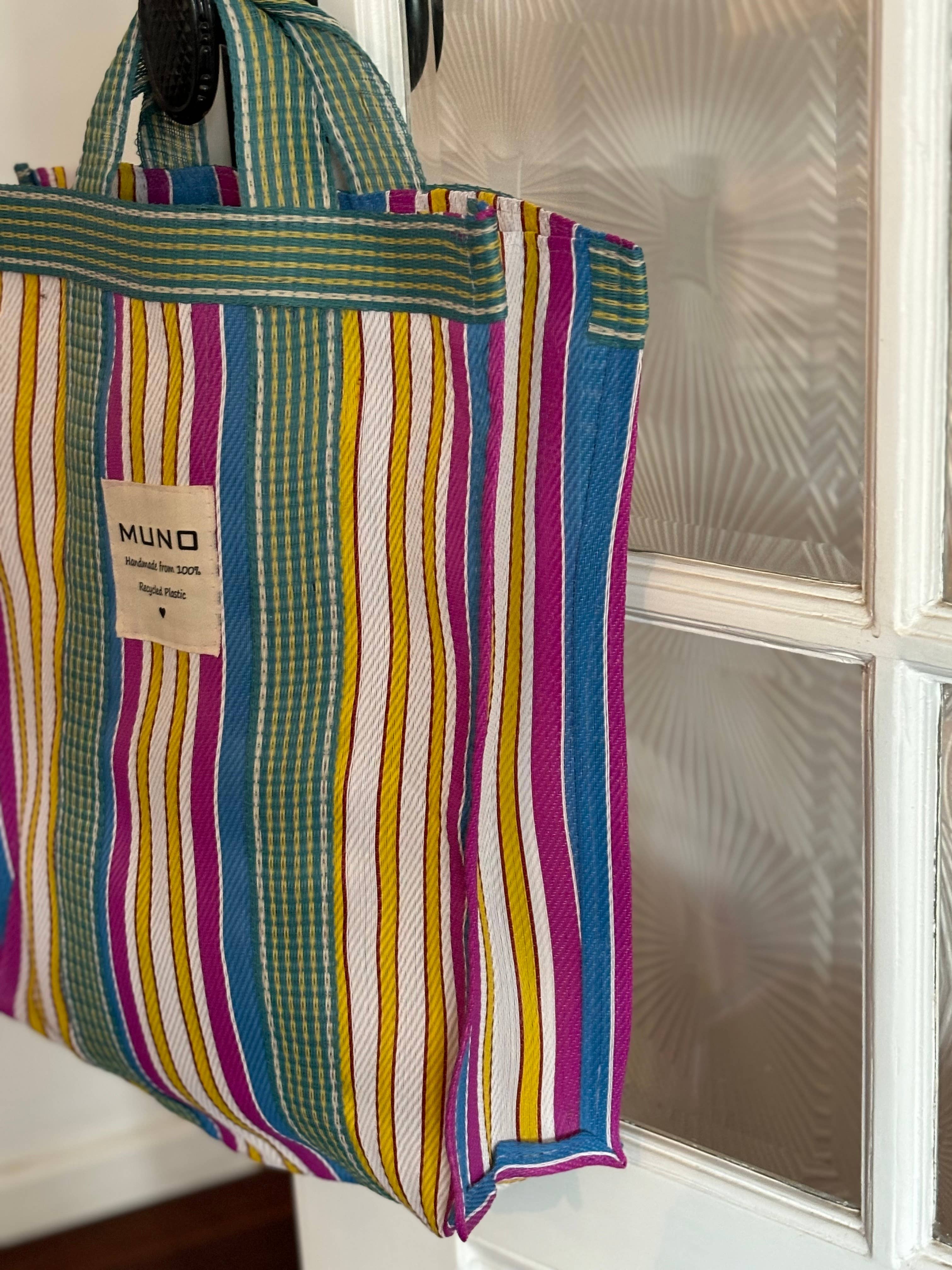 Muno - Venta al por mayor Bolsa de asa- Mujer - Bolsa tote artesanal de nylon reciclado con rayas verticales en azul, fucsia y amarillo1