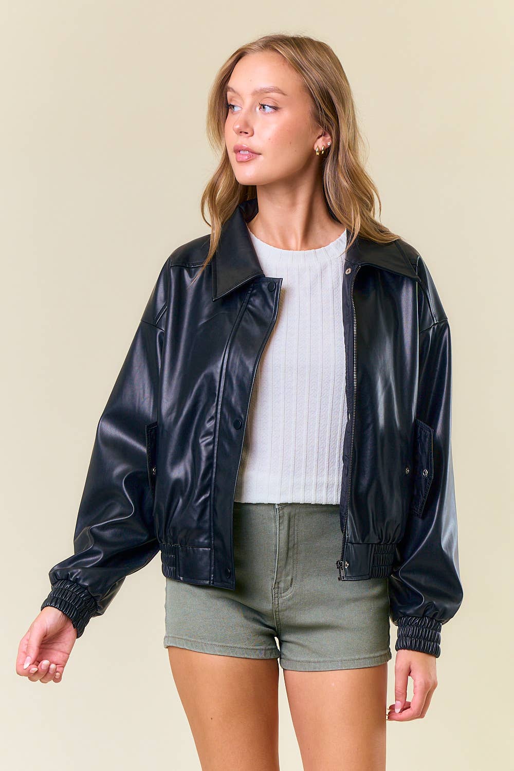 Doe and Rae – Engroshandel Bomberjakke - Dame – OVERDIMENSIONERET BOMBERJAKKE I VEGANSK LÆDER - 10622J2