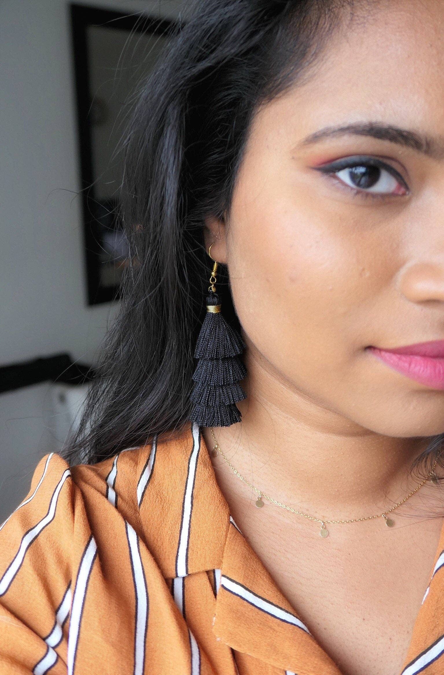 Thodiaaram - Vente Boucles d'oreilles à pampille - Boucle d'oreille noire à pompon Cascade2