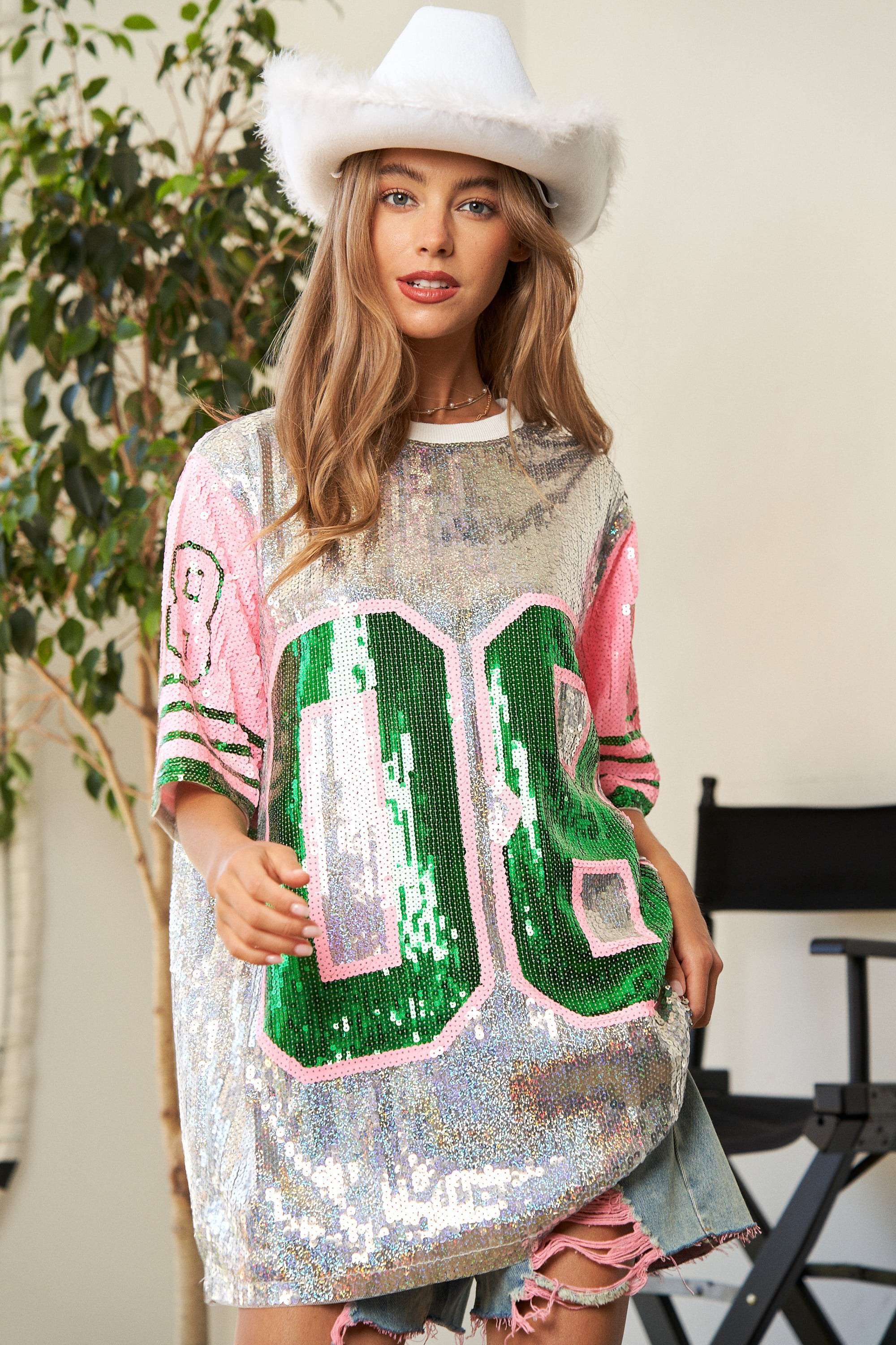 GRIGIO/ROSA Top in jersey con paillettes Game Day con dettagli rosa e verdi in vendita all'ingrosso su Faire2