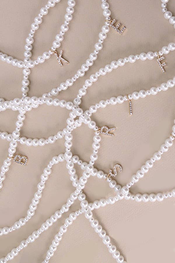 JOSSLYN by wall to wall - Vente Colliers à pendentif - Collier pendentif initial en perles de verre et strass | 10N319747