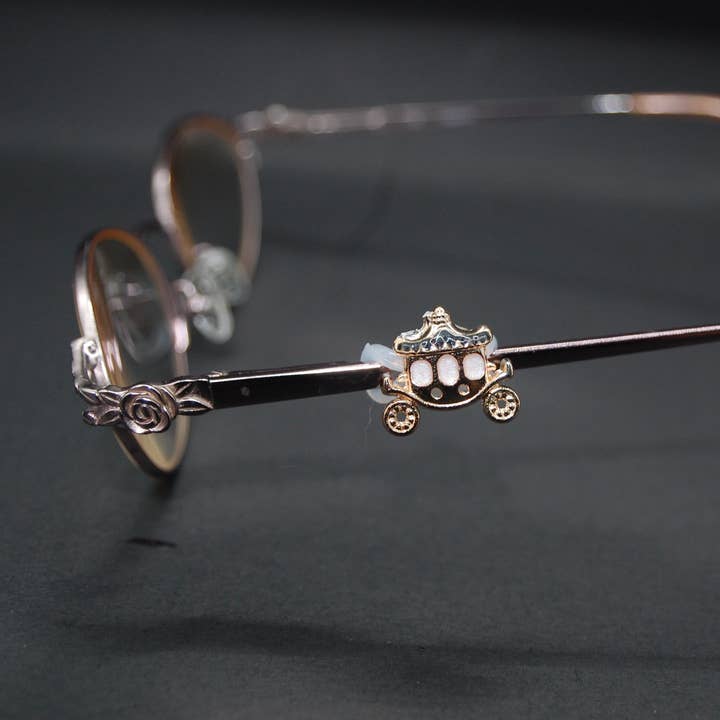 Carriage Charm for wholesale by Www.eyeglasssesdecorations.com