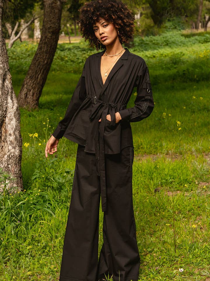 Tailleur-pantalon en popeline noire pour la vente par Pinnacle By Shruti Sancheti