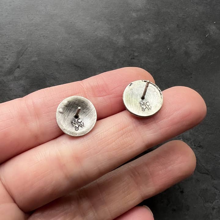 Metal Cloth & Wood - Venta al por mayor Pendientes de botón/aretes de poste - Pendientes de botón con isópodo de cobre y plata de ley