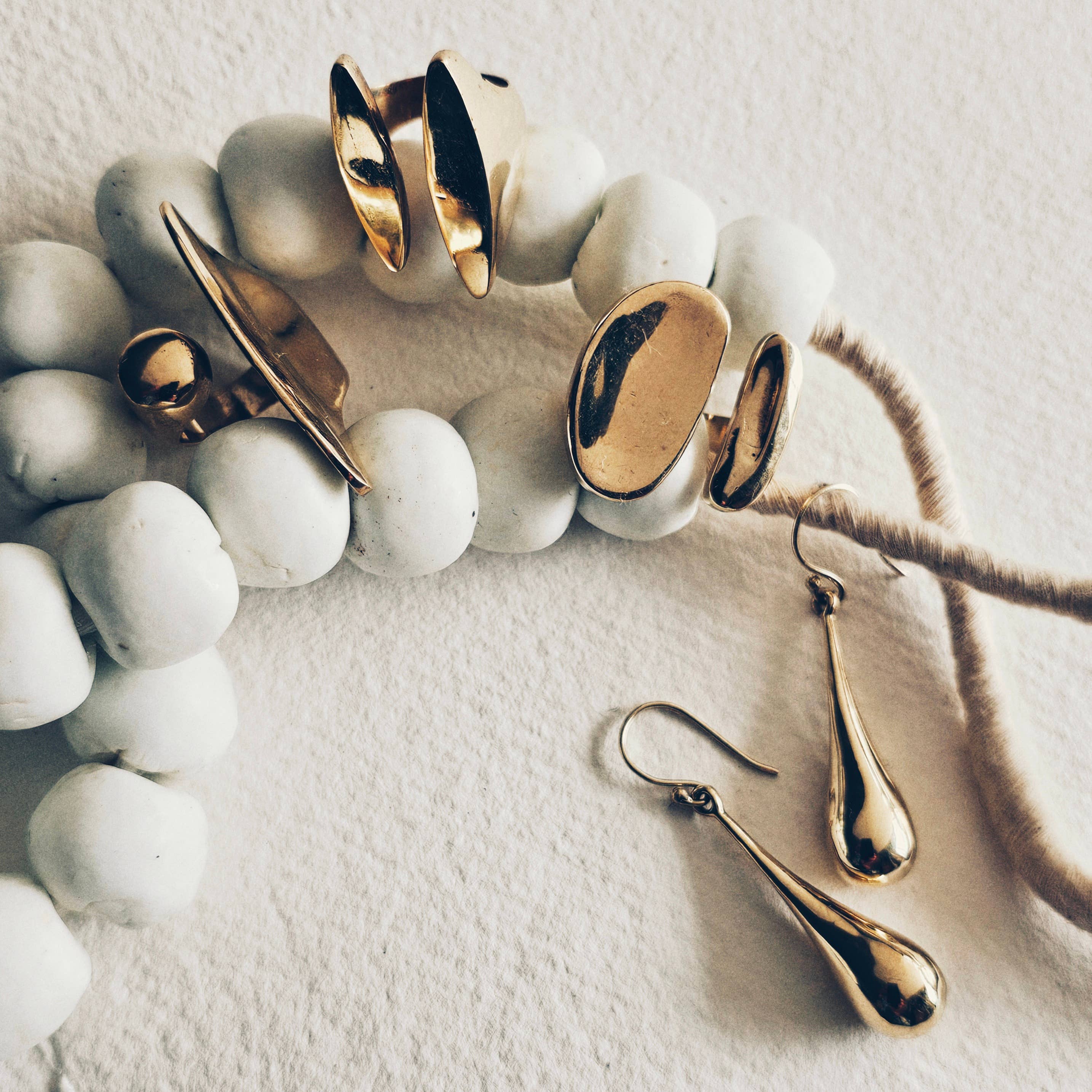 Bisjoux - Venta al por mayor Anillo de banda/apilable - Anillo de orbe orgánico de latón abierto ajustable hecho a mano 7