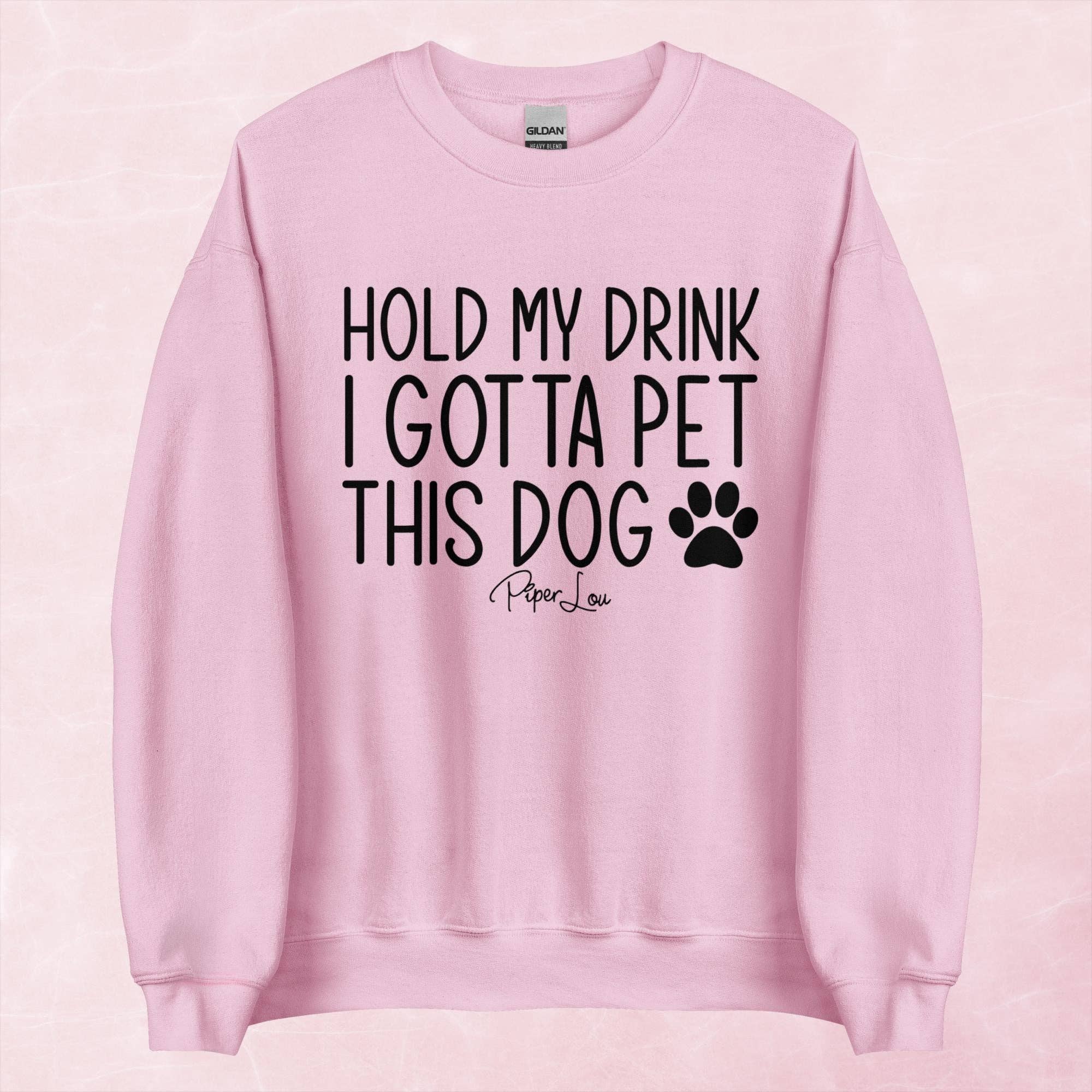 Piper Lou Collection - Vendita all'ingrosso Felpa stampata - Donna - Felpa Girocollo Grafica "Tieni il Mio Drink, Devo Accarezzare Questo Cane"10