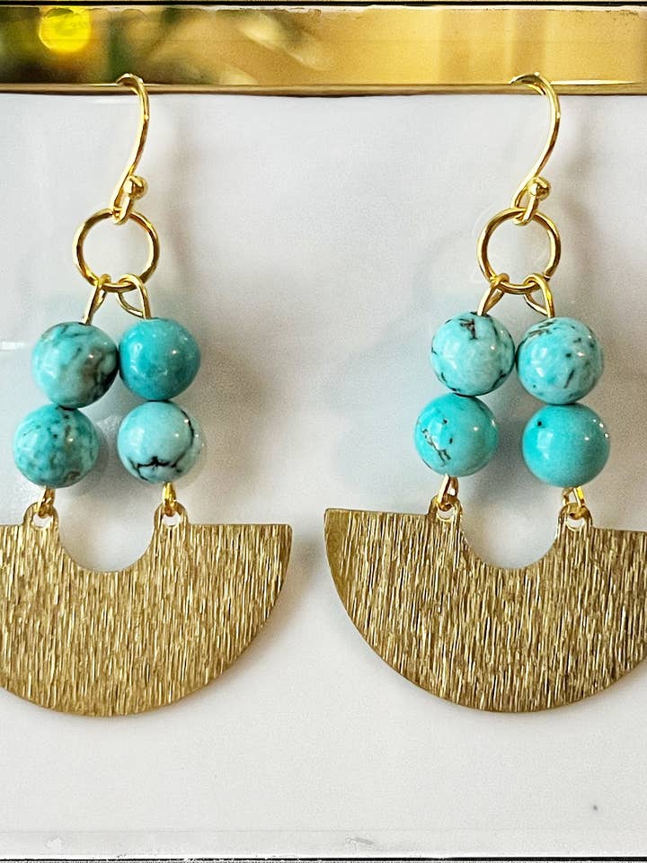 Orecchino pendente a cerchio Huggie in ottone dorato con perline turchesi per la vendita all'ingrosso da parte di GentrybyJenna