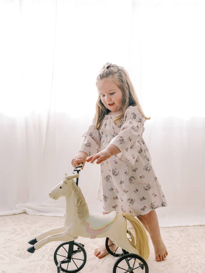 Vestito Kennedi-sussurro di fiori selvatici per la vendita all'ingrosso da parte di Piper&Cloth