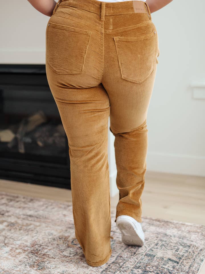 Avenue Wholesale - Venta al por mayor Pantalones - Mujer - Pantalones de pana Judy Blue Bootcut en camel