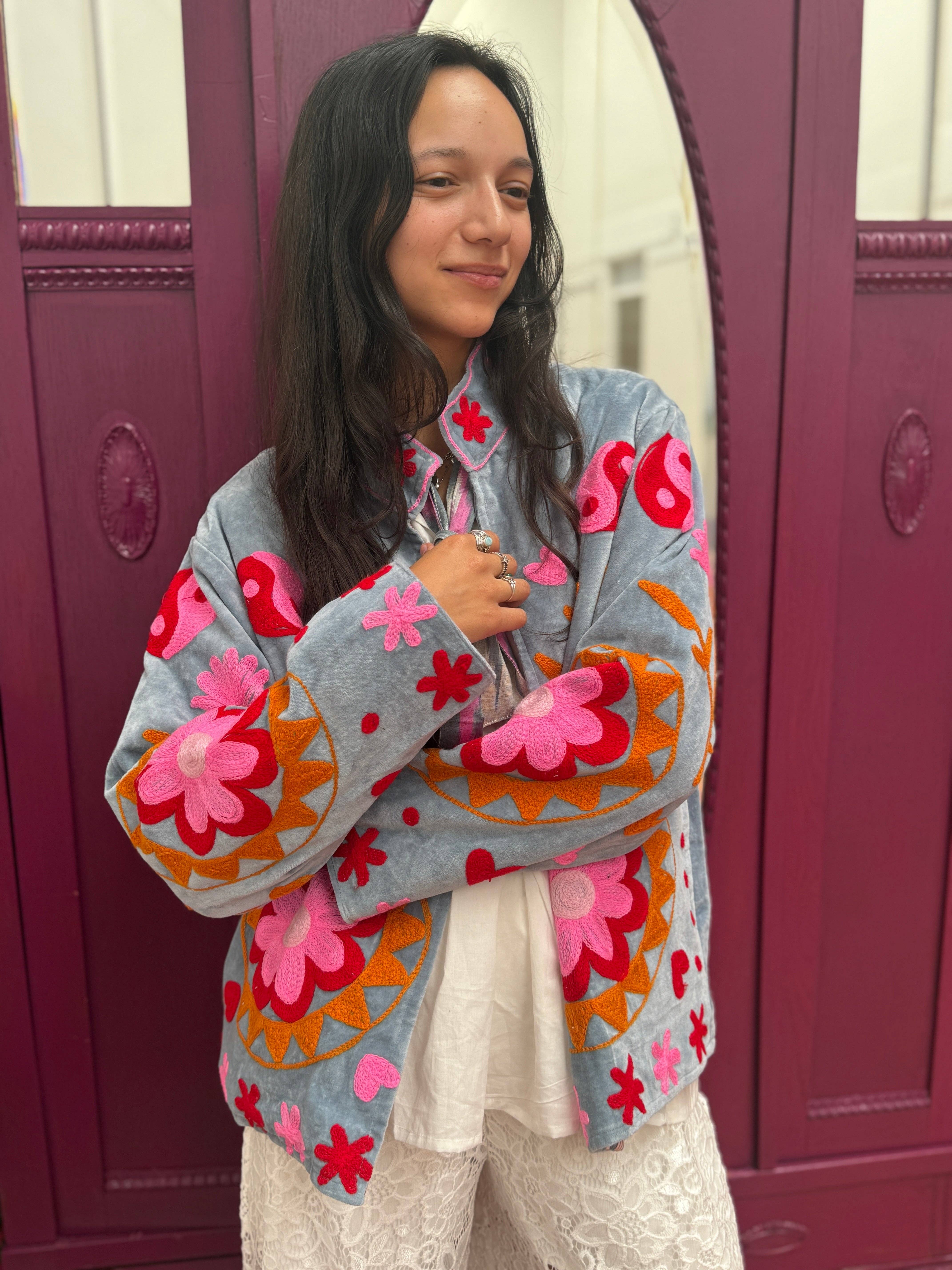 ToutVintage – Großhandel Jacke – Damen – Samtstickjacke rosa hellgrau2