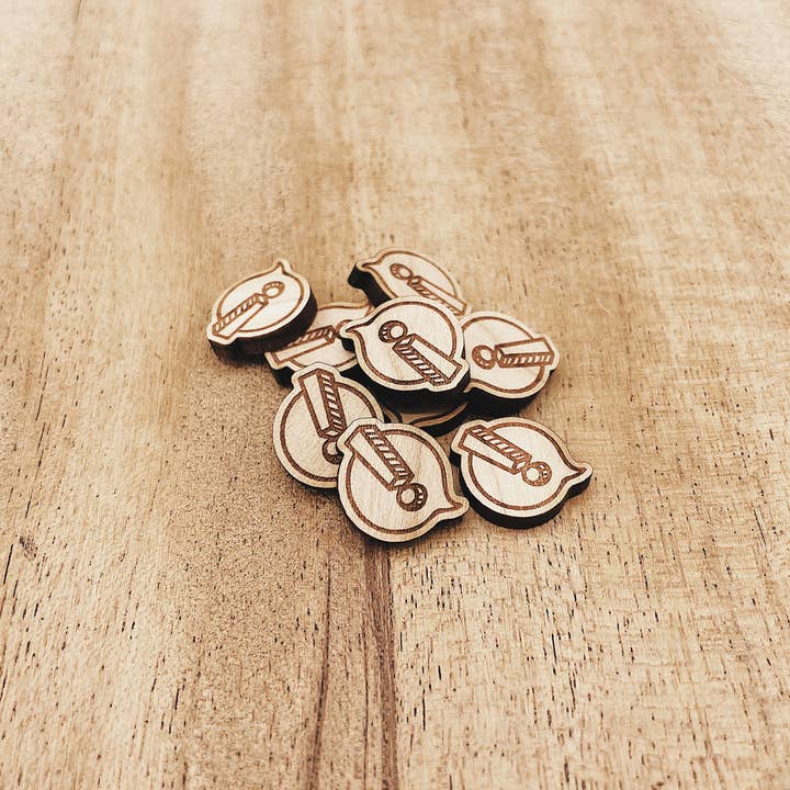 The Wooden Pin – wholesale Nål och knapp för kavajslag – Mini utropstecken Emoji trästift