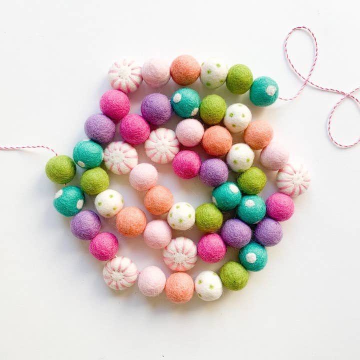 Guirlande de boules en feutre arc-en-ciel à la menthe poivrée rose pour la vente par Pearl & Jane