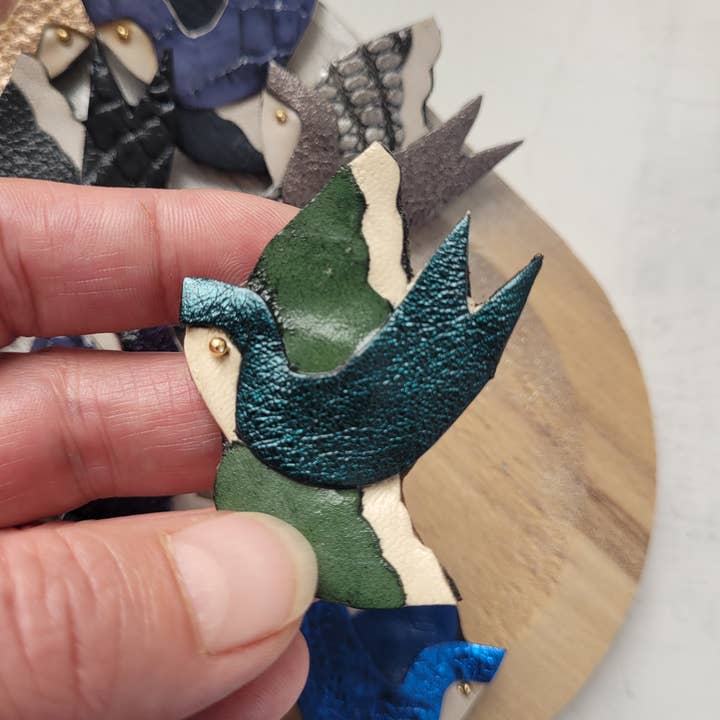 Broche de andorinha em couro reciclado e banhado a ouro por atacado de Onëhj