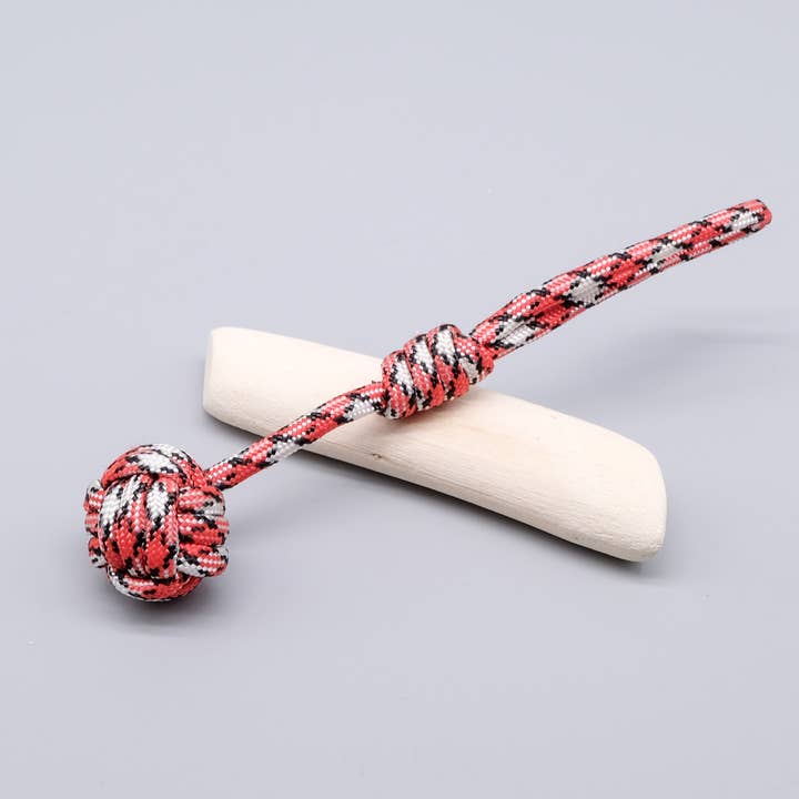 ”Monkey Fist” Paracord Nyckelring Flerfärgad Röd Svart för wholesale av La Fabrique du Noeud