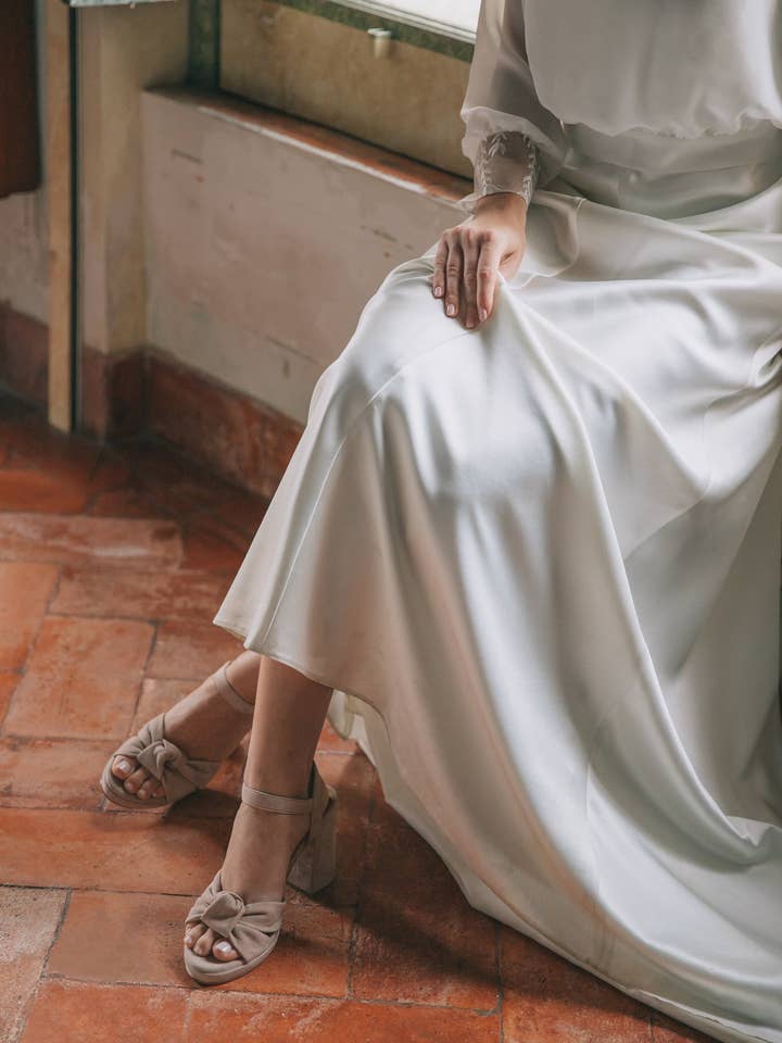 Bröllopssandaler med kilklack 9 cm och knutdetalj i mocka för wholesale av Zilian