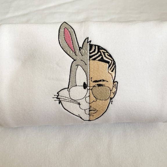 Girocollo bianco ricamato Bad Bunny per la vendita all'ingrosso da parte di Ocean and Sun Co