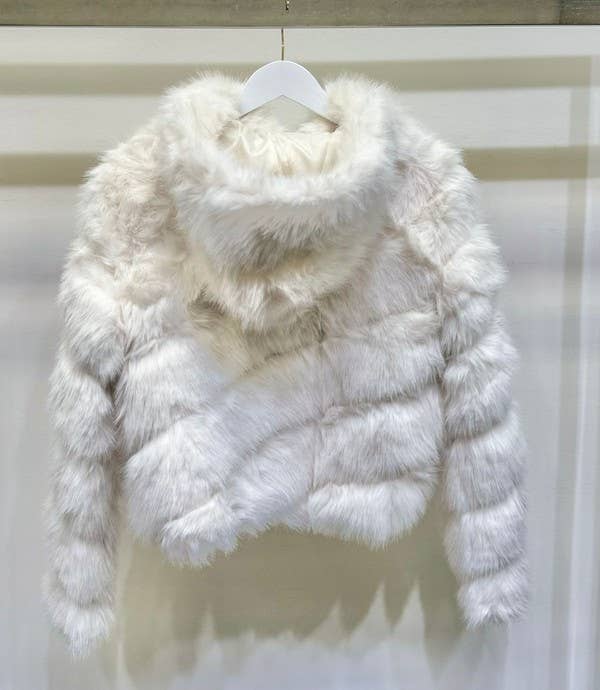 VENTI6 - Vente Veste – femme - Manteau court à capuche en fausse fourrure (VA8030)9