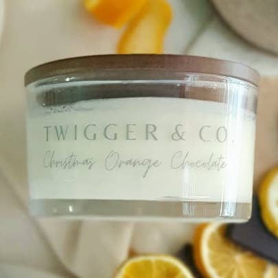 Bougie biologique végétalienne au chocolat orange de Noël pour la vente par Twigger&Co.