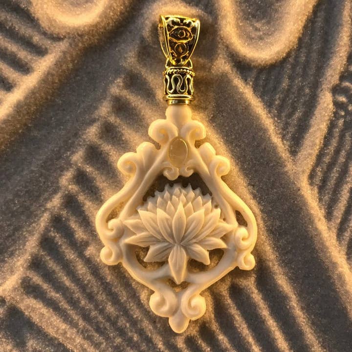 Liquid Fire Mantra - Vendita all'ingrosso Ciondolo/pendente - Ciondolo Lotus - Osso - Gancio in ottone1