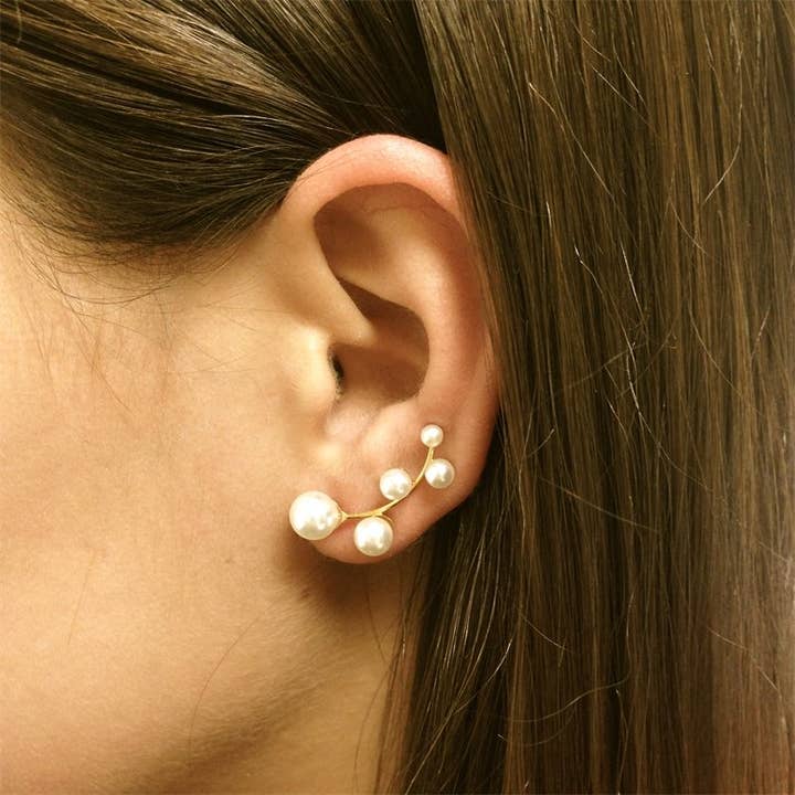Ear cuffs y pendientes trepadores de perlas de latón en oro para venta al por mayor de Amorium