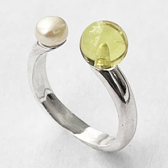 Åben ring i citrongrøn kvarts + perle for engroshandel hos Kara Yoo