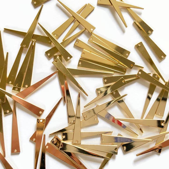 10 ciondoli triangolari in ottone dorato, 39 x 6,5 mm, placcato in oro per la vendita all'ingrosso da parte di Crafters Resort