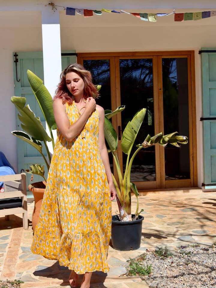 Theresa kjole i solrig gul for engroshandel hos Aurobelle Ibiza