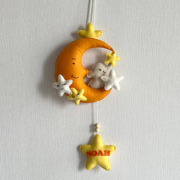 Baby Ellie auf einem Mondnamensschild für den Großhandel von Ash and Vi