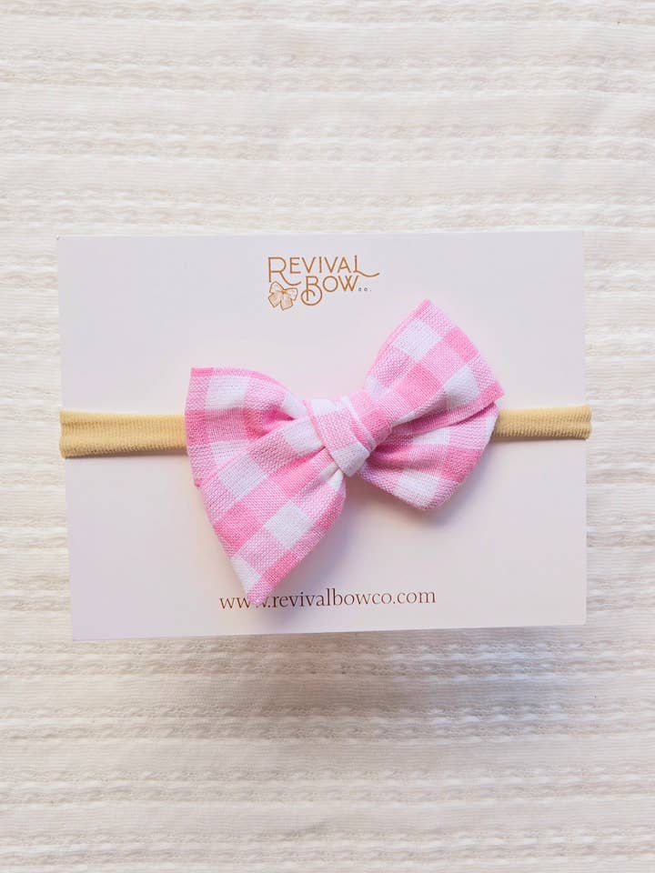 Fiocco Piccolo a Girandola su Fascia • Gingham Rosa Chewing Gum per la vendita all'ingrosso da parte di Revival Bow Co.