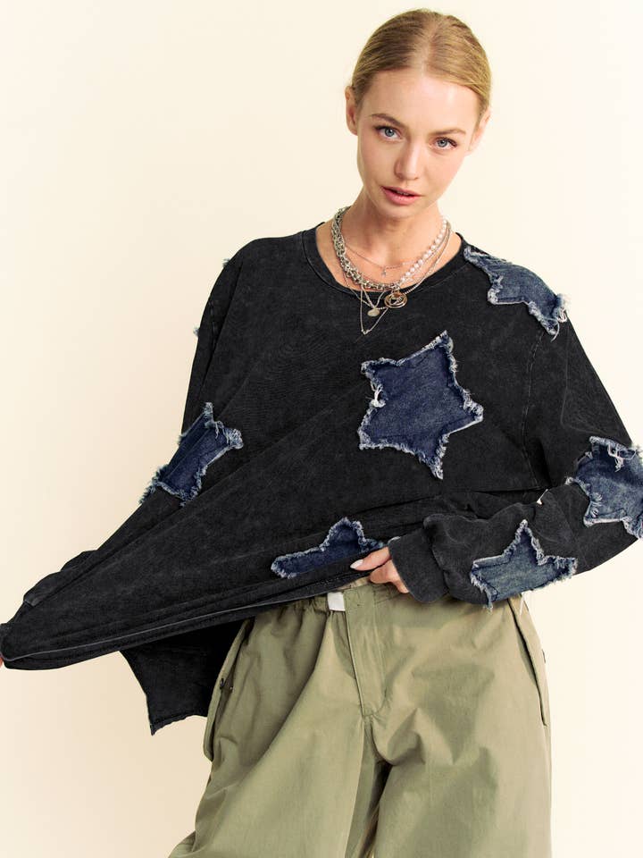 HAUT AMPLE À MANCHES LONGUES AVEC PATCH ÉTOILE EN JEAN DÉLAVÉ pour la vente par Davi & Dani