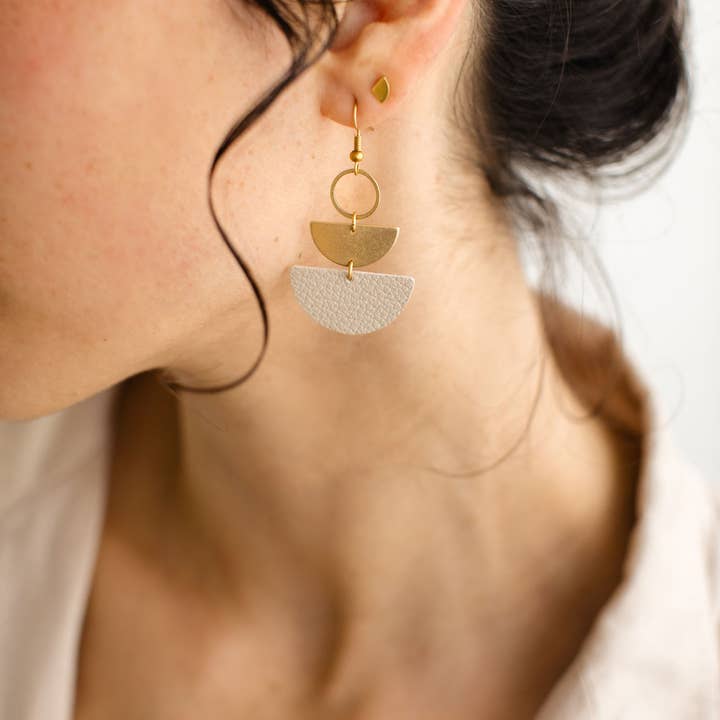 Whitebirch Handmade Goods - Venta al por mayor Pendientes colgantes - Pendientes colgantes pequeños de cuero y latón apilados en forma de media luna de color beige