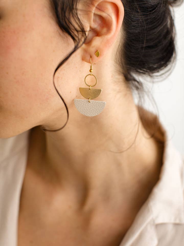 Mini boucles d'oreilles pendantes en forme de demi-lune superposées en cuir beige et laiton pour la vente par Whitebirch Handmade Goods