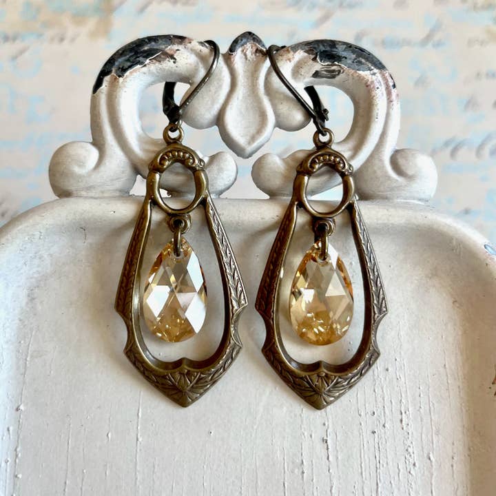 Antieke gouden kroonluchteroorbellen voor wholesale door The green antique trunk