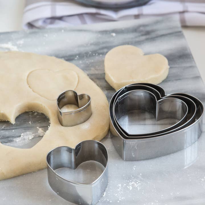 Fox Run Brands - Wholesale Biscuit cutter - Fox Run Heart Shaped Cookie Cutter Set with Tin, 5-Piece1