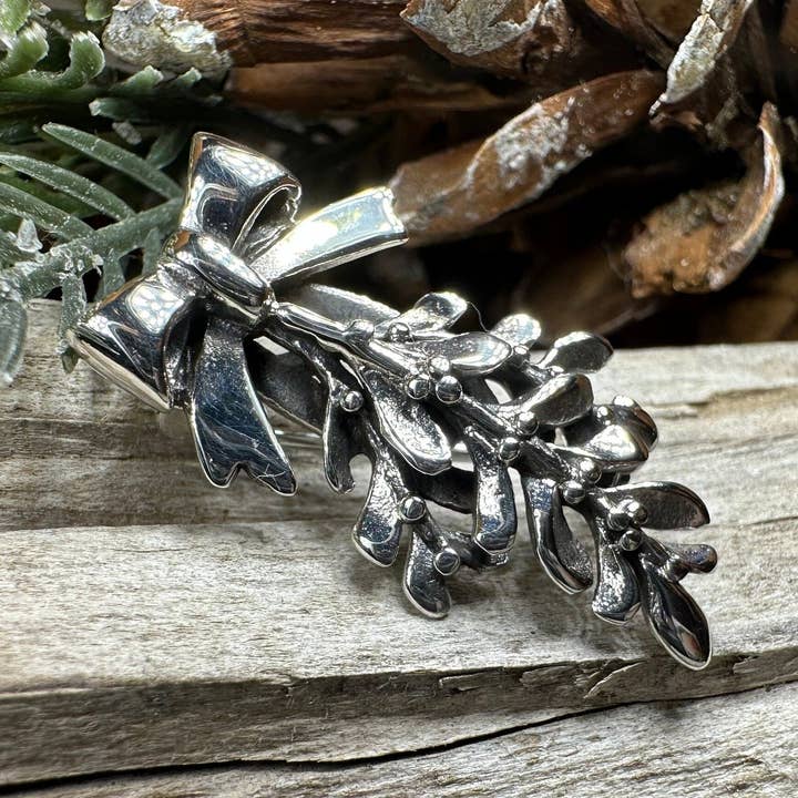 Broche et pendentif en gui celtique ancien pour la vente par Celtic Crystal Designs Jewelry & Gifts