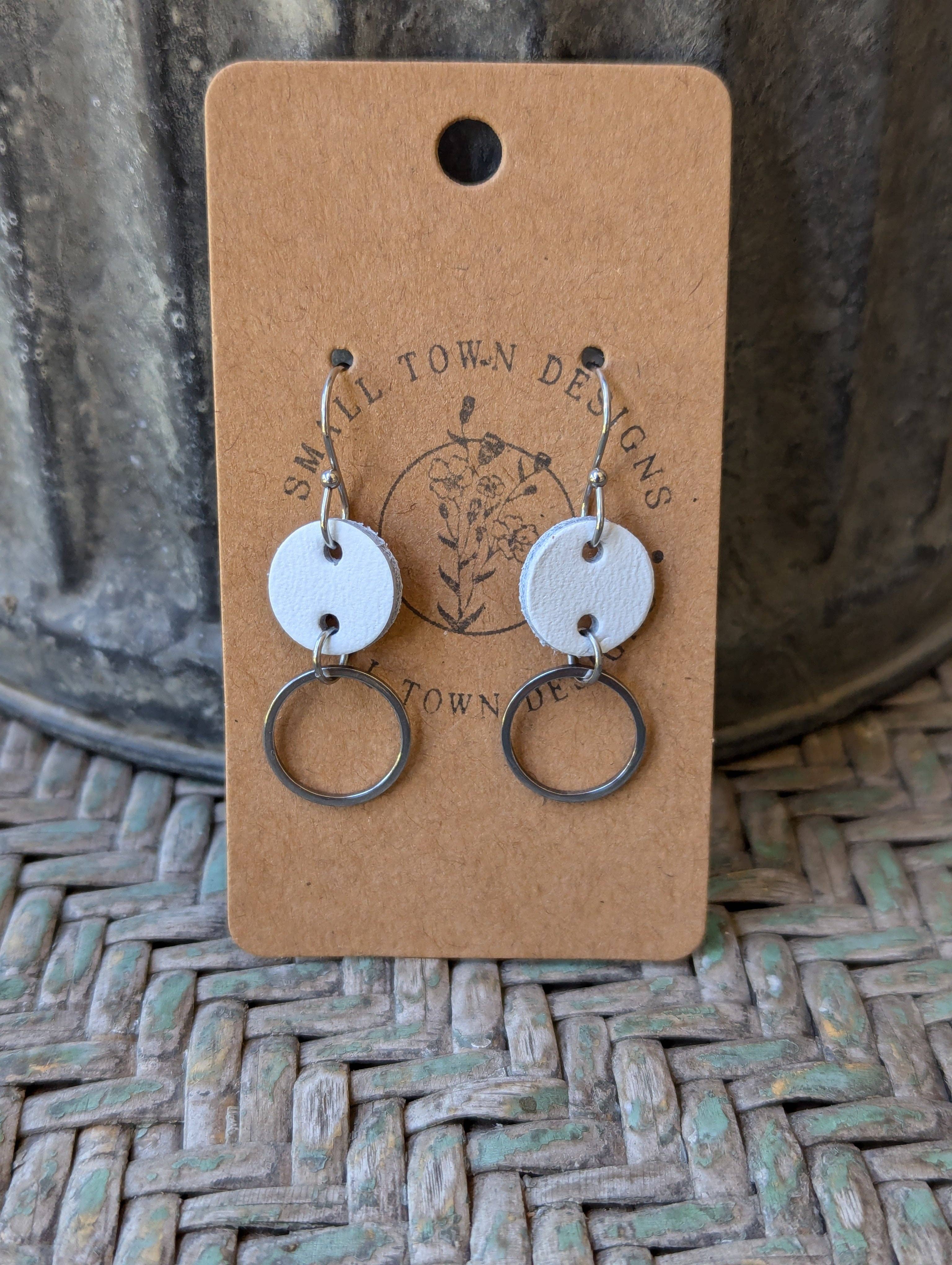 Small Town Designs - Vente Boucles d'oreilles pendantes - Mini pendants blancs0