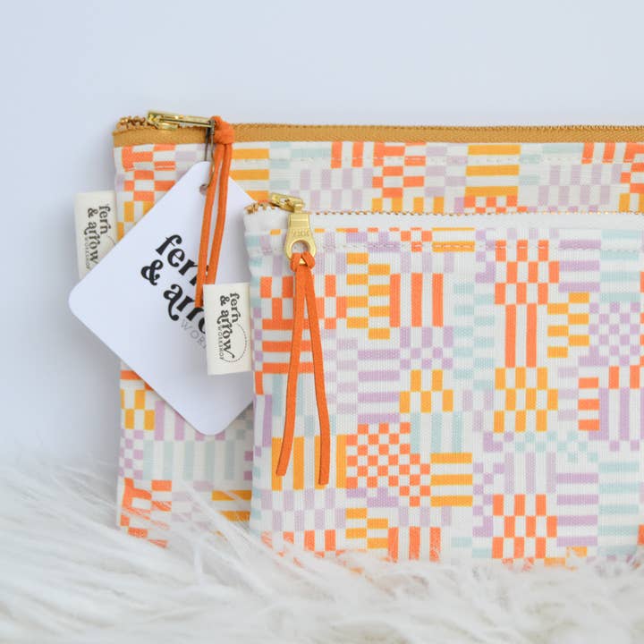 Portamonete con cerniera Checker Daydream per la vendita all'ingrosso da parte di Fern & Arrow