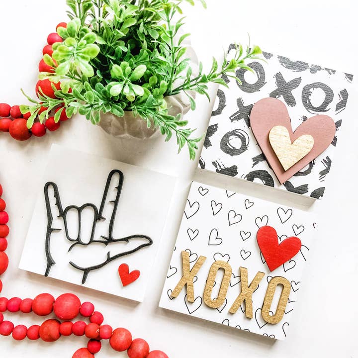 Gelaagde dienbladborden voor Valentijnsdag met miniblokken voor wholesale door WillowBee Signs & Designs