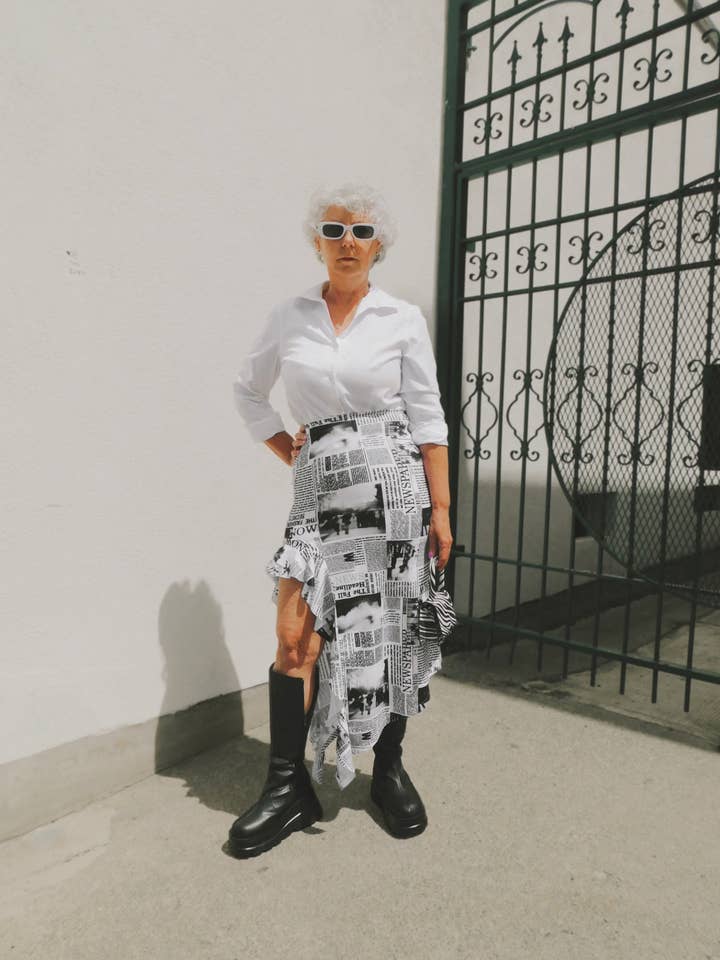 Jupe Newspaper Cascade pour la vente par Delayne Dixon