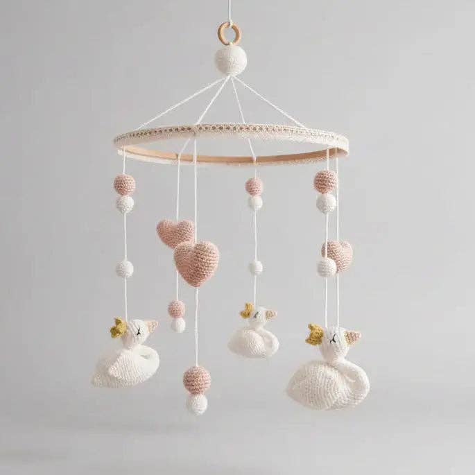 Hæklet svanebabyuro 🦢 for engroshandel hos Joy Gift London