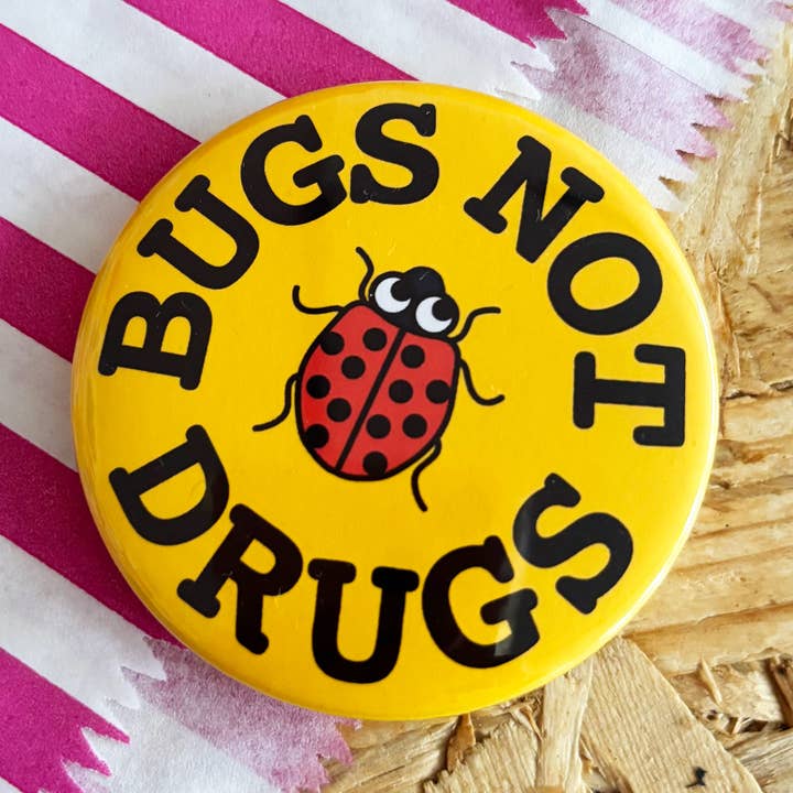 Badge Bugs Not Dr*gs pour la vente par hello DODO